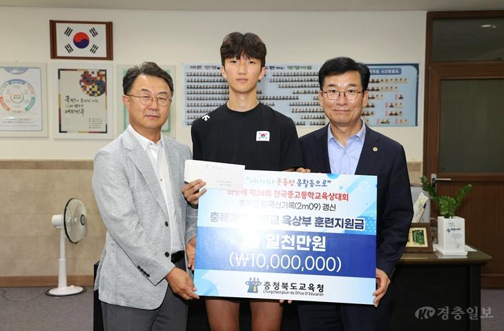 윤건영 충북교육감, 41년 만에 중학교 한국신기록 세운 곽시헌 선수 격려