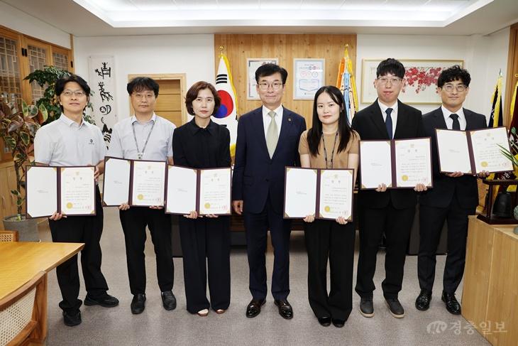 ‘묵은 문제’ 그냥 넘기지 않았다…충북교육청 적극행정 우수공무원 6명