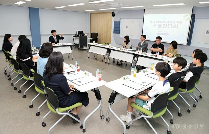 윤건영 충북교육감, 남평초 찾아 ‘학교 정수기 지원’ 현장 의견 청취