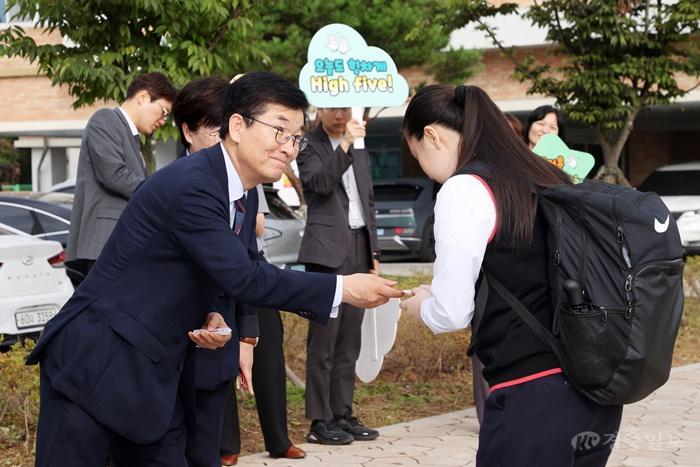 윤건영 충북교육감, 옥산중 찾아 기초학력 진단 현장 점검