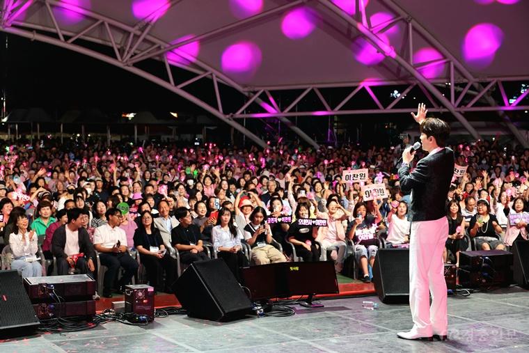 4일 저녁 괴산유기농엑스포광장에서 열린 '2026 괴산고추축제' 개막 축하 콘서트에서 인기 가수 이찬원이 열정적인 무대를 선보이며 관람객들의 뜨거운 환호를 이끌어내고 있다.jpg