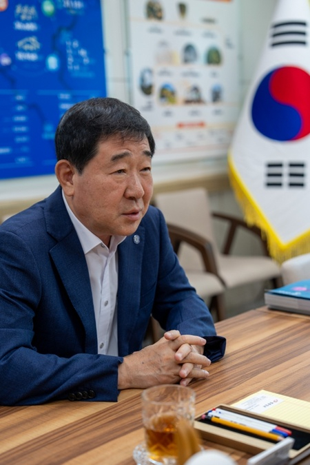 [인터뷰]이재영 증평군수 “군정의 답은 현장에 있다…군민이 체감하는 변화 만들 것”