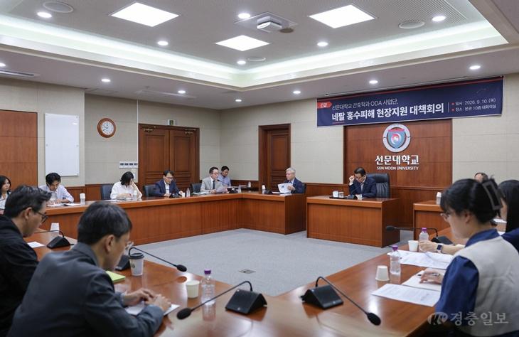 사진 1. 선문대가 네팔 유학생과 함께 네팔 홍수피해 현장 지원 대책회의를 하고 있다.jpg