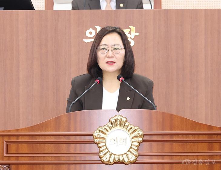 사진1_제267회 제1차 정례회 제2차 본회의에서 윤영숙 의원이 5분 발언을 하고 있다.JPG