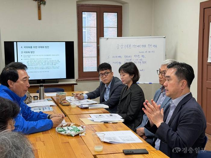 김종민_의원이_지난_5월_20일__박수현_당시_충남도지사_후보와_금강수목원_현안간담회에서_발언하고_있다.jpg