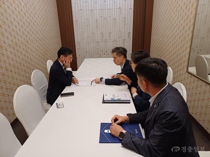 이복원 경제부지사, 기획예산처 차관 면담… “중부고속도로 조기 확장 ‘공동건의문’ 전달” 2.jpg