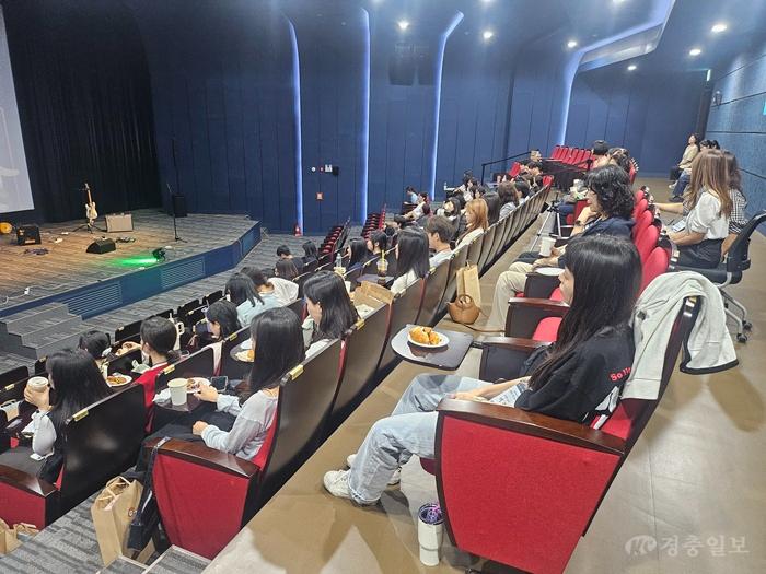 충묵교육청, 배움의 길 함께하는_수업 나눔 공감 콘서트_ 운영(사진1).jpg