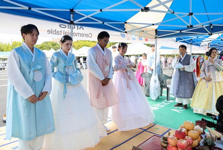 사진 2. 외국인 유학생들이 추석 차례를 경험하고 있다.jpg