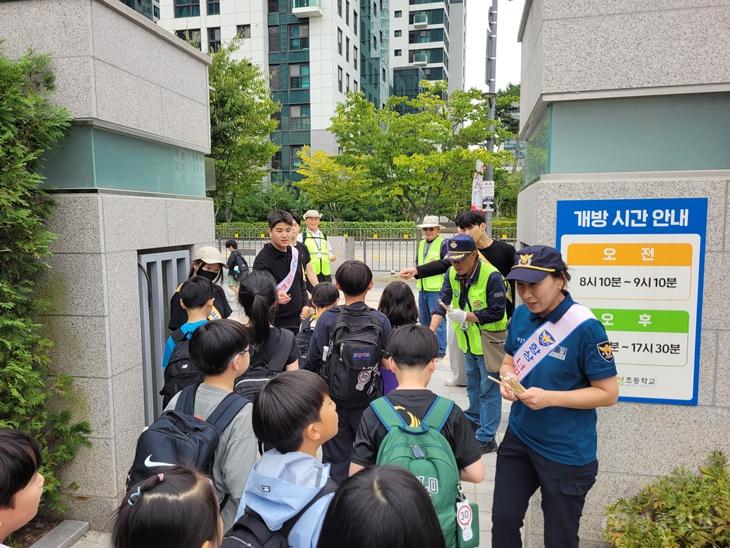 260917 세종남부경찰서 관계자와 위탁교육기관(가온누리)이 함께 학교폭력 예방 캠페인 활동을 전개하고 있다.jpg