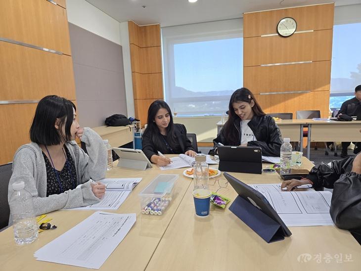 사진 2. 취업역량 프로그램 유학생 참여사진.jpg
