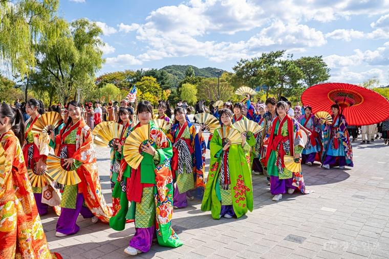'천안흥타령춤축제 2026' 해외팀 퍼레이드+능소전(삼거리공원) (7).jpg