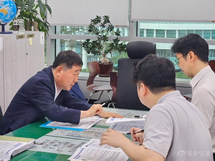 국토부 찾아 CTX증평역연장사업 제5차 국가철도망 구축계획 반영 건의하는 이재영 군수.jpg