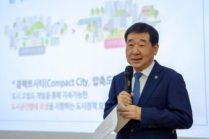직원조회에서 콤팩드 도시 설명하고 있는 이재영 군수(1).jpg