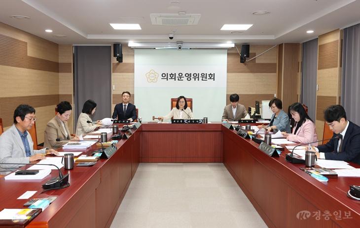사진1_아산시의회 의회운영위원회가 제267회 제1차 정례회 폐회 중 제2차 의회운영위원회를 열고 있다.JPG