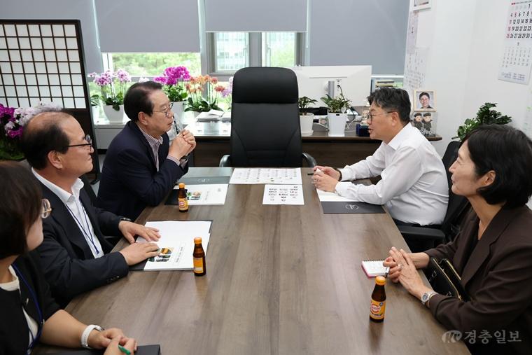 12일 기획예산처를 찾아 정향우 기획조정실장에게 괴산군 현안사업 당위성, 현황 등을 설명하고 있는 송인헌 군수.jpg