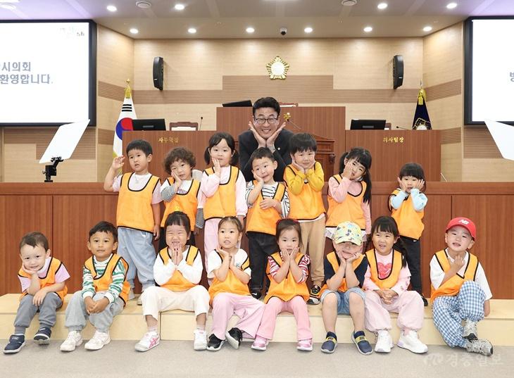 사진1_아산시의회가 관내 아산어린이집 보육아 대상으로 청사 견학 프로그램을 진행했다.JPG