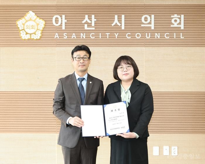 사진1_아산시의회가 15일 의장실에서 법률 고문 위촉식을 진행했다.JPG