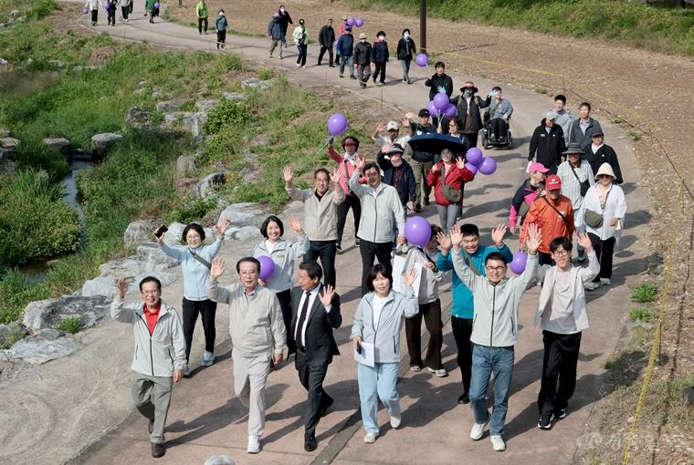 16일 괴산 동진천 일원에서 열린 `2026 자연울림괴산 군민 어울림 슬로우 걷기대회` 2 (2).jpg