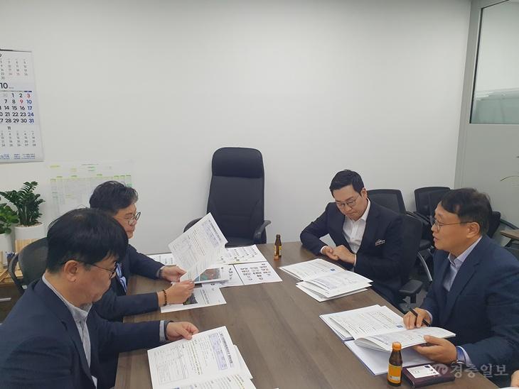 충주시, 2027년도 정부예산 확보 위해 중앙부처 발로 뛰다 (왼쪽부터 시계방향으로 두번째 국토교통부 국토정보정책관, 세번쨰 이동석 충주시장).jpeg