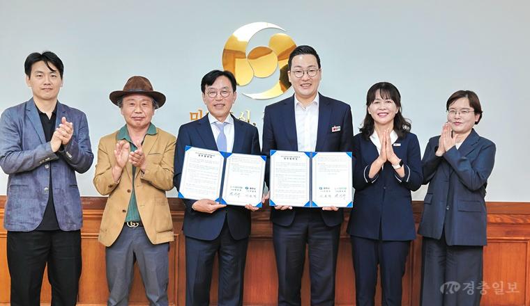 충주시, (사)한국조각가협회와 문화예술 협력 확대 나선다(기탁판 기준 왼쪽 한국조각가협회 권치규이사장, 이동석충주시장) (2).jpg