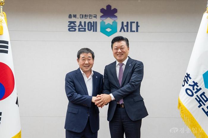 이재영 증평군수, 충북도지사 면담 사진(왼쪽 이재영 증평군수, 오른쪽 신용한 충북도지사)(1).jpg