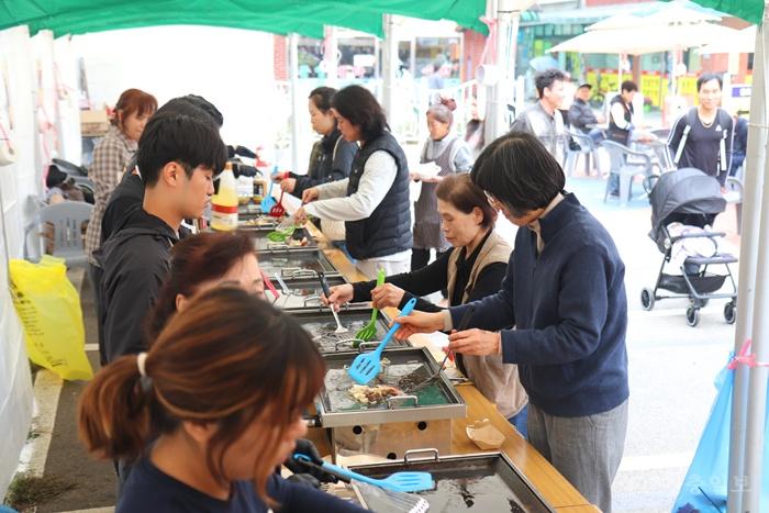 10.20.보은군, 전통시장 철판 위에서 맛과 흥이 익는다(지난해 철판깔장-1).JPG