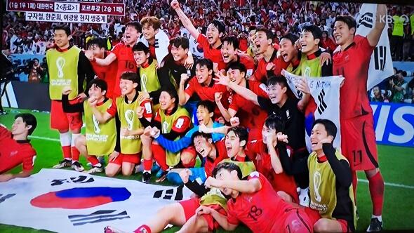 한국 축구대표팀 포르투칼 꺾고 16강 진출...2:1 역전승