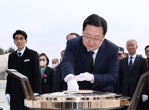 이장우 대전시장, 제104주년 3‧1절 맞아 국립대전현충원 참배